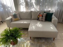 Sofá Modulado Monet 230cm com Chaise, Almofadas Soltas, Pés de Metal. - Zoze Home Decor