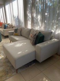 Sofá Modulado Monet 230cm com Chaise, Almofadas Soltas, Pés de Metal. - Zoze Home Decor